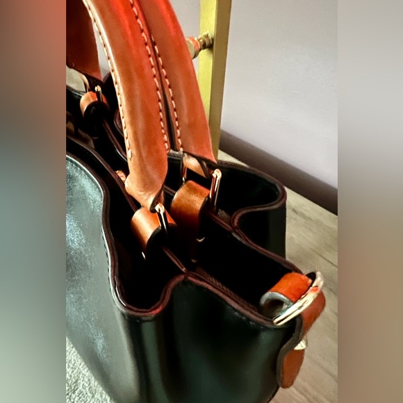 Dooney & Bourke Small City Barlow
(pristine condition) - Picture 5 of 8